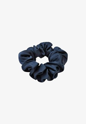 Coletero de tela negra con textura recogida y suave, diseñado para sujetar el cabello en su lugar.