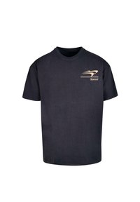 Tricou din bumbac negru cu mâneci scurte, decolteu rotund, având un grafic bej cu un design de viteză și cuvântul "Viteză" pe pieptul stâng.