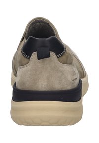 Zamszowy tył beżowego buta z czarnym akcentem na górze. Posiada teksturowaną wkładkę i lekką gumową podeszwę z wzorzystym bieżnikiem.