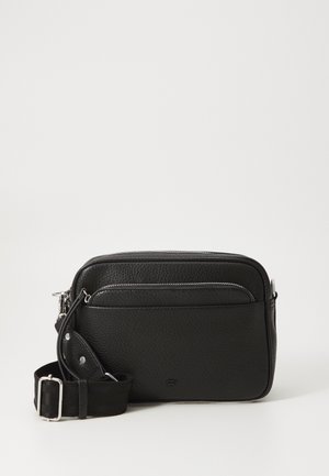 Bolso cruzado de cuero negro con acabado texturizado, cremalleras plateadas, correa de tela ajustable y bolsillo frontal con cremallera. Forma rectangular.