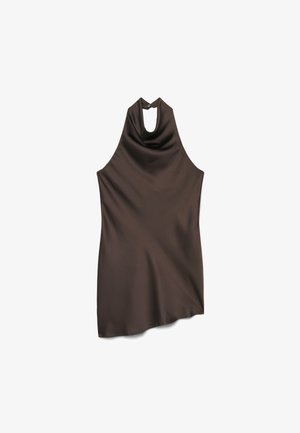 Robe sans manches en satin marron foncé avec col halter et ouverture en forme de goutte, dotée d'un ourlet asymétrique.