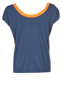 Blå kortärmad topp med en orange ribbad halsringning och avslappnad passform. Tillverkad av mjukt tyg med en något texturerad yta.