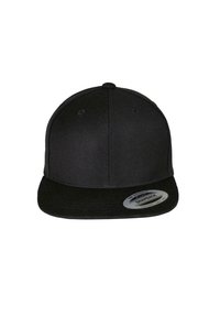Fekete snapback sapka lapos peremmel, textúrált anyagból készült, a jobb elülső oldalon egy kör alakú márkajelzéssel.