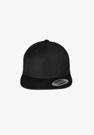 Sort snapback cap med flad skygge, lavet af tekstureret stof, med et cirkulært mærkepatch på forsiden til højre.