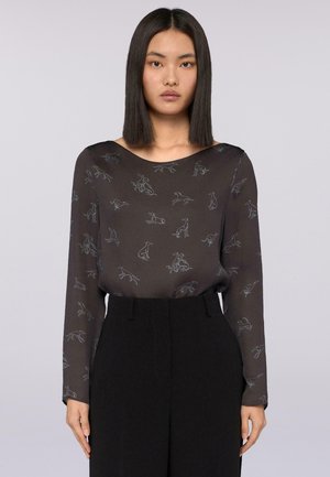 Blusa a maniche lunghe in tessuto nero trasparente con un delicato motivo di figure blu chiaro. Presenta un collo rotondo e una vestibilità comoda.