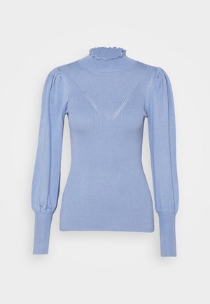 Lichtblauwe geribbelde gebreide trui met pofmouwen, een getailleerde taille, een hoge gerimpelde halslijn en een driehoekig patroon op de borst.