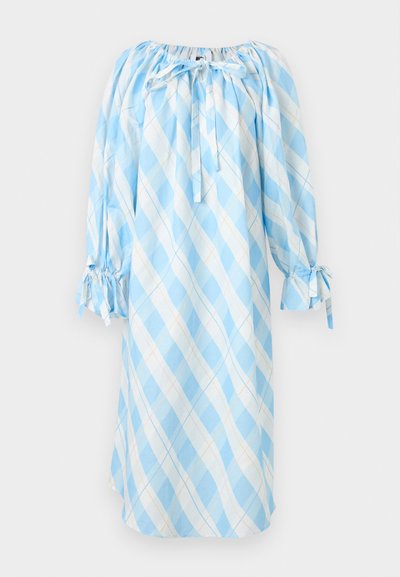 Φόρεμα μακρυμάνικο σε ανοιχτό μπλε και λευκό καρό, με ντεκολτέ που αφήνει τους ώμους ακάλυπτους, δεσιμό στο μπροστινό μέρος και στα μανίκια, φαρδιά γραμμή, μήκος μέχρι το γόνατο.