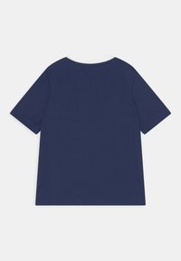 T-shirt blu navy a maniche corte in cotone, con un fit rilassato e scollatura rotonda. Texture liscia, design semplice senza decorazioni.