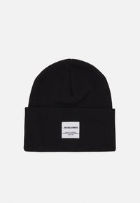 Gorro de punto negro con vuelta, que presenta una etiqueta blanca con "JACK & JONES" y las instrucciones de cuidado. Textura suave y acabado liso.