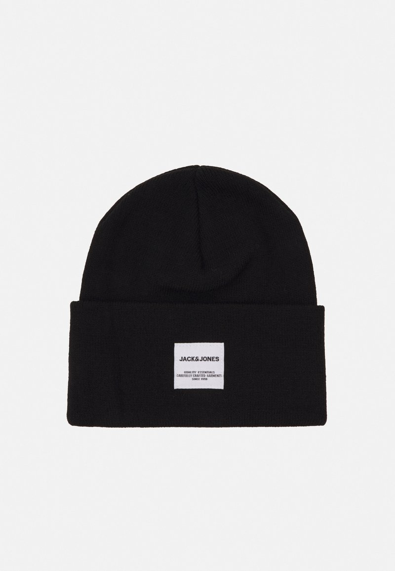 Cappello in maglia nera con risvolto, dotato di un'etichetta bianca con "JACK & JONES" e istruzioni per la cura. Texture morbida e finitura liscia.