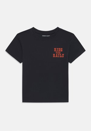 Svart T-skjorte med korte ermer med rød tekst "RIDE THE RAILS" på øvre venstre bryst, rund hals, enkelt design.