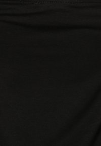 Tissu noir, texture douce, surface lisse. Pas de motifs visibles ni de détails matériels. Apparence propre et uniforme.