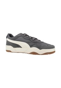 Zapatillas deportivas grises con una parte superior de cuero texturizado, acentos laterales en blanco y una suela de goma con un patrón estriado para mayor tracción.