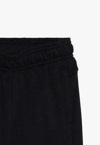 Zwarte trainingsbroek met een elastische tailleband, met een soepele stofstructuur en zijzakken voor gemakkelijke toegang.