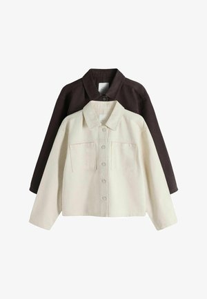 Dwie kurtki na guziki z kołnierzami, jedna kremowa z przodu, druga ciemnobrązowa z tyłu, obie z kieszeniami na piersi.