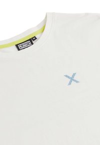 Camiseta blanca con un cuello adornado en verde, con un emblema de estrella bordado en azul claro en el lado izquierdo del pecho.