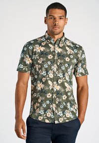Camicia a maniche corte con bottoni di colore verde scuro, caratterizzata da una stampa floreale con fiori pesco chiaro e blu, e colletto.