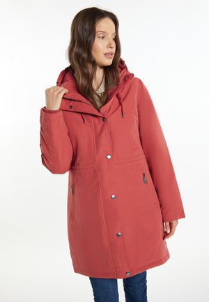 Parka impermeabile rossa con chiusura a zip e bottoni, cappuccio regolabile, tasche laterali e polsini elasticizzati. Texture liscia con vestibilità comoda.