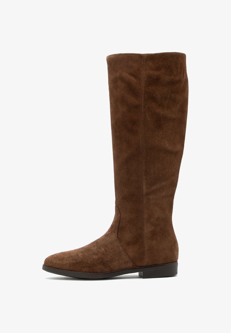 Barna velúr térdig érő csizma, elegáns fazonnal, lapos sarokkal és sima textúrával. Diszkrét oldalsó varrással rendelkezik, amely zökkenőmentes megjelenést kölcsönöz.