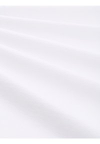 Tissu blanc lisse avec de légers plis, mettant en valeur une texture douce. La surface uniforme reflète la lumière doucement, soulignant son apparence propre.