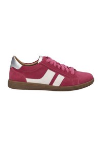 Sneaker in suede rosa con strisce diagonali bianche e dettagli argentati. Presenta una chiusura a lacci e una suola in gomma marrone.