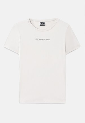 Balts kokvilnas T-krekls ar apaļu kakla izgriezumu un īsām piedurknēm. Uz krūtīm ir melns teksts "EA7 EMPORIO ARMANI".