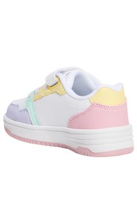 Sneaker multicolore con una base bianca e dettagli pastello in lavanda, menta, giallo e rosa; materiali testurizzati e suola in gomma.