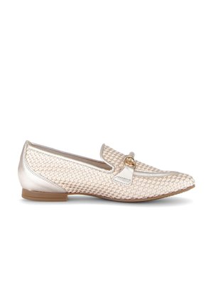 Beige geweven leren platte loafer met metallic afwerking, ronde neus, lage hak en goudkleurige decoratieve gesp bovenop.