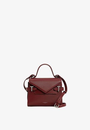 Borsa in pelle rossa con texture, forma strutturata, pattina triangolare, hardware in argento, manico superiore e tracolla regolabile.