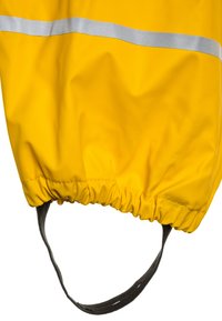 Geel waterdichte buitenkleding met een gestructureerd oppervlak, elastische manchetten en een grijze reflecterende strook die horizontaal over de stof loopt.