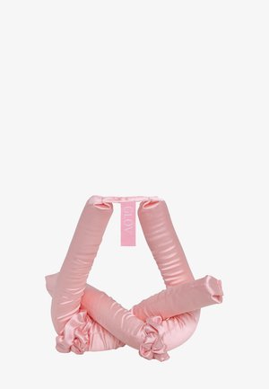 Pink satin hårkrøller forbundet med en rem, arrangeret i en trekantet form med et "GLOV" mærke fastgjort.
