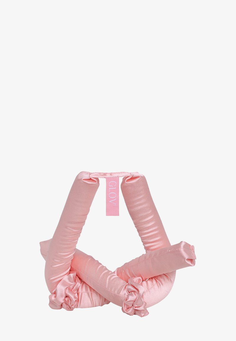 Bigoudis en tissu satin rose reliés par une sangle, disposés en forme triangulaire avec une étiquette "GLOV" attachée.