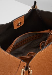 L.CREDI EMBER SET - Handtasche - cognac