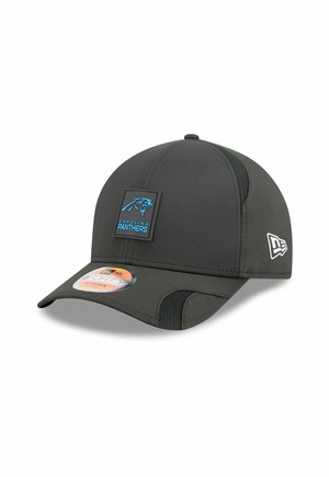 Grau Baseballcap mit rundem Oberteil, ausgestattet mit einem blauen Logo-Patch der Carolina Panthers und Netz-Seitenakzenten. Flacher Schirm, mit Branding-Aufkleber auf der Krempe.