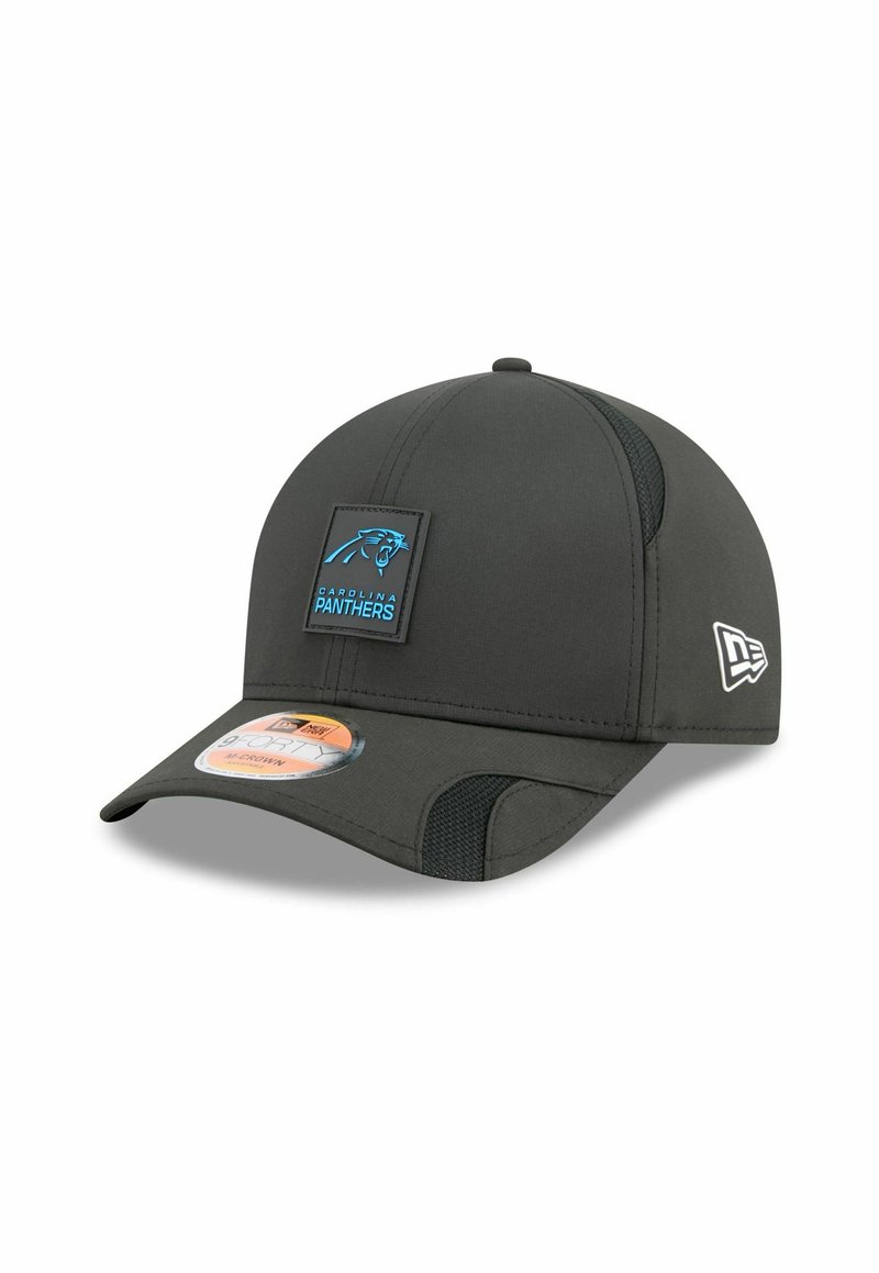 Grau Baseballcap mit rundem Oberteil, ausgestattet mit einem blauen Logo-Patch der Carolina Panthers und Netz-Seitenakzenten. Flacher Schirm, mit Branding-Aufkleber auf der Krempe.
