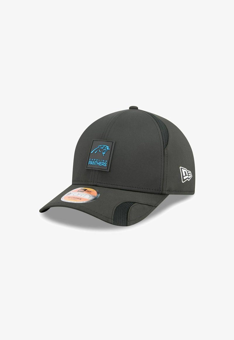Grau Baseballcap mit rundem Oberteil, ausgestattet mit einem blauen Logo-Patch der Carolina Panthers und Netz-Seitenakzenten. Flacher Schirm, mit Branding-Aufkleber auf der Krempe.
