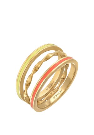Set van drie ringen van goudkleurig metaal. Bevat een gedraaid ontwerp en banden met gele en roze accenten. Gladde oppervlakte-textuur.