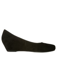 Chaussure en suède noir à talon compensé, avec un bout arrondi, une texture lisse et un talon compensé bas. Le design est minimaliste avec des lignes épurées.