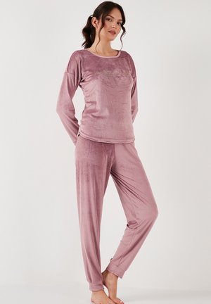 Set di abbigliamento da casa in velour rosa, composto da una maglia a maniche lunghe con scollatura rotonda e pantaloni abbinati con polsini elasticizzati e una texture morbida.