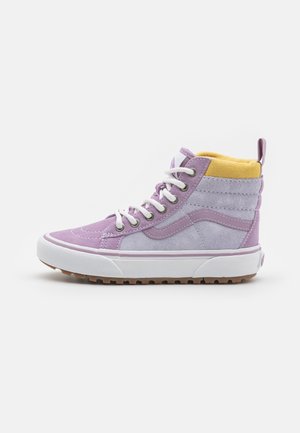 High-Top-Sneaker aus Lavendel- und hellgrauem Wildleder mit weißen Schnürsenkeln, einem gelben gepolsterten Kragen und einer weißen Gummisohle mit profiliertem Boden.