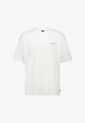 Weißes T-Shirt mit kurzen Ärmeln und einem kleinen roten "POPPING BOTTLES"-Text auf der linken Brust, runder Ausschnitt und geradem Saum.