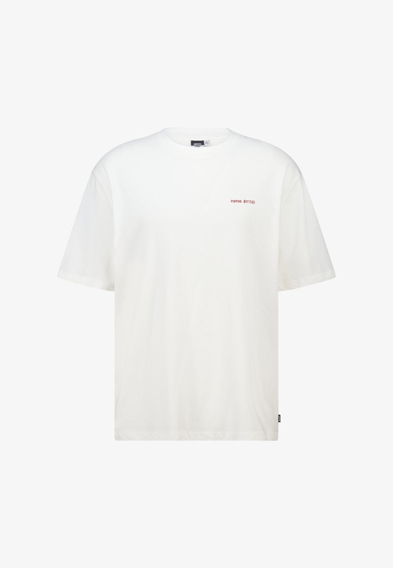 Witte T-shirt met korte mouwen en kleine rode tekst "POPPING BOTTLES" op de linkerkant van de borst, ronde halslijn en rechte zoom.