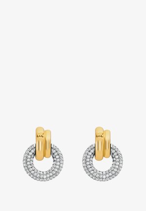 Gold- und Silberohringe mit einem kreisförmigen Design, das mehrere Reihen funkelnder klarer Steine und einen polierten Goldakzent oben aufweist.