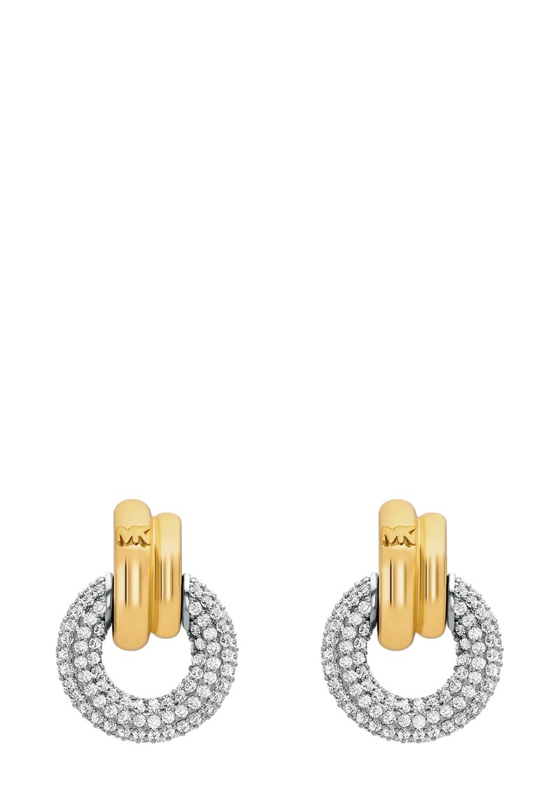 Zlaté a stříbrné náušnice s kruhovým designem, obsahující více řad třpytivých čirých kamenů a lesklý zlatý akcent na vrchu.