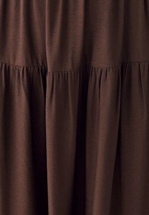 Donkerbruine stof met verzamelde, gelaagde naden die zachte plooien en een gestructureerd, gelaagd uiterlijk creëren.