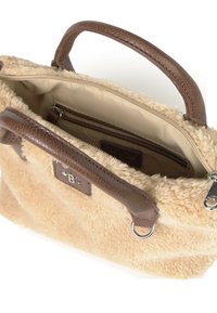 Bolso de piel sintética color beige con asas de cuero texturizado marrón. Cuenta con un cierre de cremallera y bolsillos interiores, incluyendo un compartimento con cremallera.
