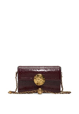 Tmavě červené psaníčko z lakované kůže s krokodýlím vzorem, vybavené velkým zatloukacím zlatým kulatým zapínáním a zlatým řetízkovým popruhem.
