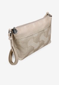 Bolso de mano de cuero beige con un patrón geométrico texturizado, que cuenta con un cierre de cremallera en la parte superior y una correa de muñeca desmontable.