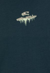 Marineblå bomull T-skjorte med et lysfarget drippende logodesign på brystet. Stoffet har en glatt tekstur.