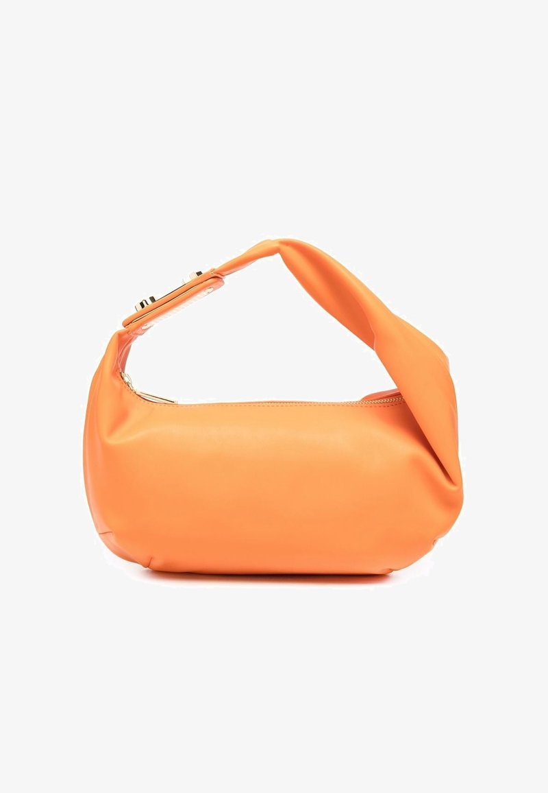 Sac à main en cuir orange doux avec une bandoulière courte et rembourrée et une fermeture éclair argentée sur le dessus.